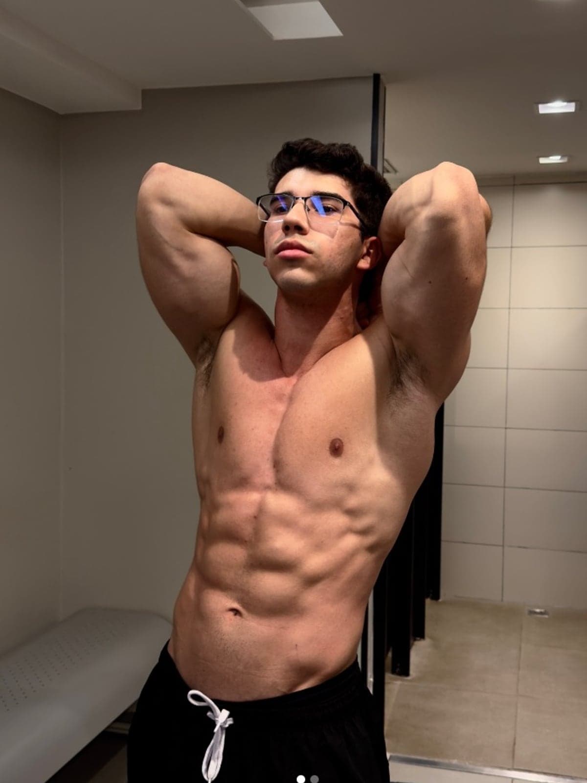 Igor Correa em pose confiante