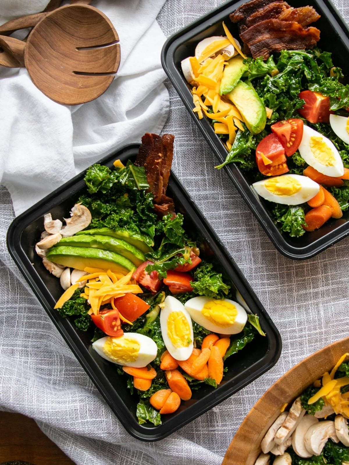 Meal prep com ovos, bacon, abacate e verduras